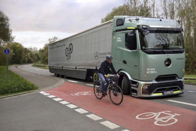 Widzieć tam, gdzie ludzie nie patrzą – Mercedes – Benz Trucks stawia na inteligentne systemy wspomagania, aby zapewnić lepszą ochronę rowerzystom i pieszy