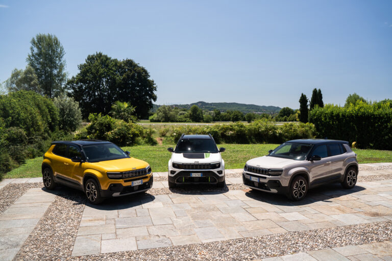 Jeep® Avenger przekracza 200 000 zamówień i rozszerza swoją gamę o wersję 4xe